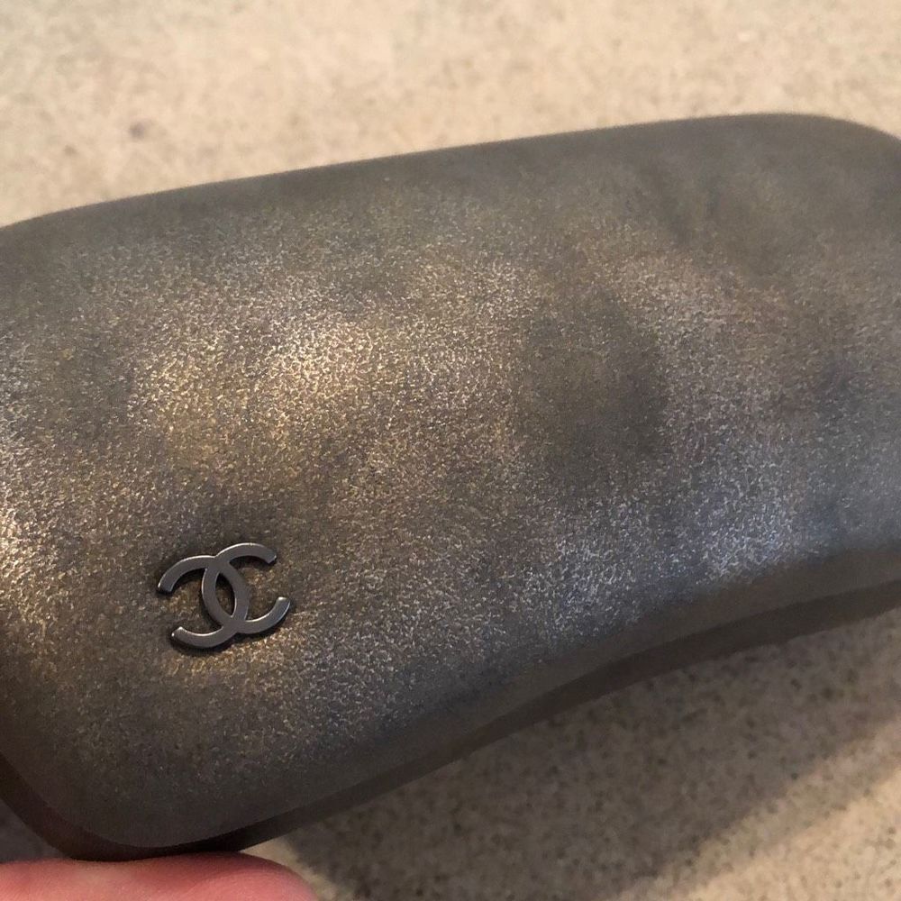 CHANEL Marbled, Pewter, silver, hard, large clam shell sunglasses case ￼ - Picture 2 of 6